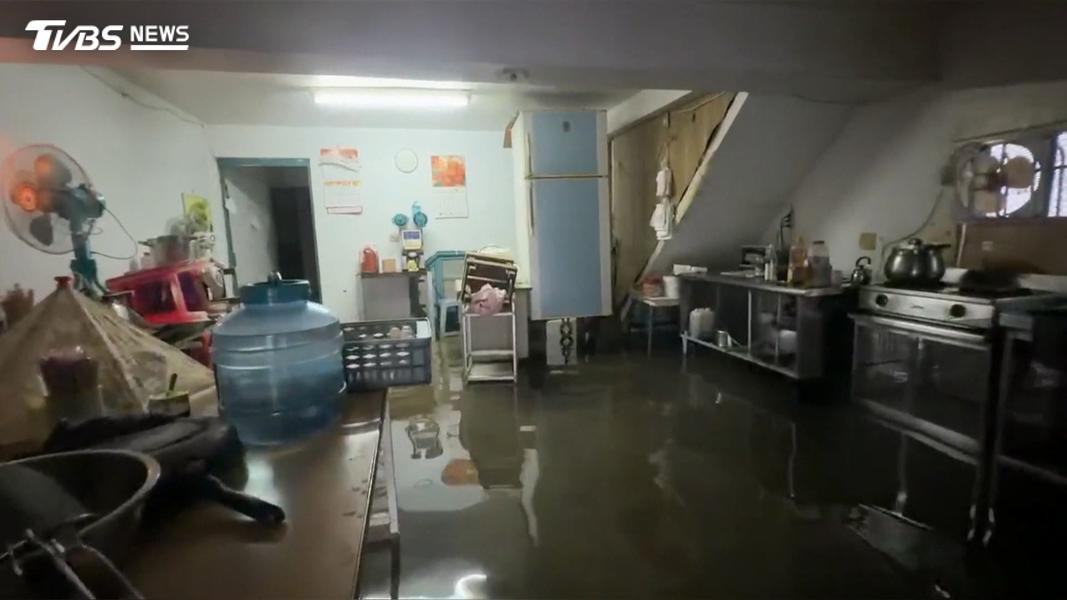 塭豐村住戶表示,這次淹水是近期最嚴重的一次,家中鍋碗瓢盆全部泡湯,清洗工作還得重新來過。(圖/TVBS)