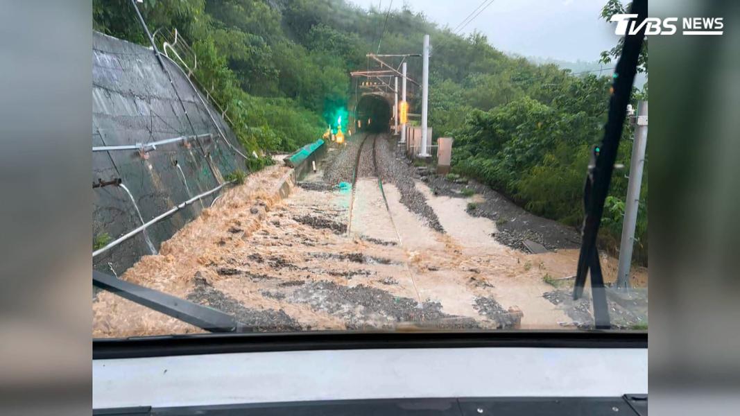 台鐵軌道被土石流淹沒,自強跟區間快車都折返,土石流不斷,搶修困難,台鐵宣布25日南迴線停駛。(圖/翻攝臉書@三鐵情報社)