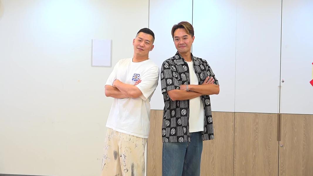草爺(左)收藏了很多戰鬥陀螺。(圖/TVBS)