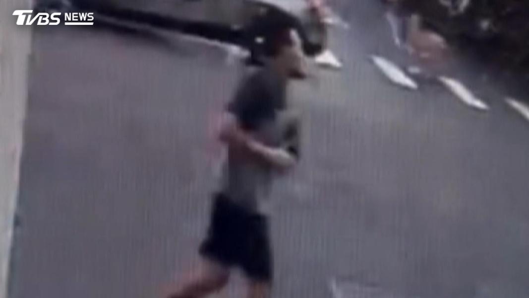 慢跑男「1.1萬噴飛」渾然不知!暖民撿到送警局 警急尋失主(圖/TVBS)