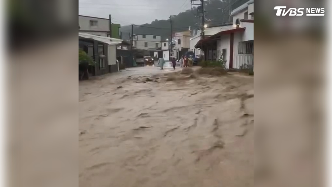 屏東獅子鄉多個部落出現土石流,其中新路部落,更有濁黃泥流沿著山坡宣洩而下,一路衝進民宅的驚險情況(圖/TVBS)