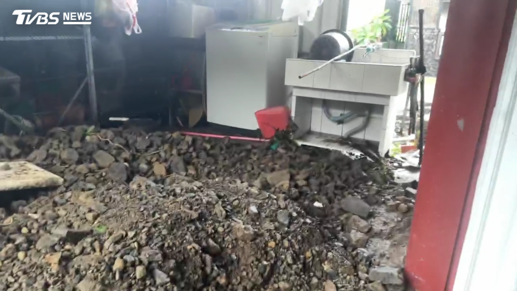 泥流威力很強,各種大小土石通通堆積在半開放式的廚房,雨水也溢流進入住家(圖/TVBS)