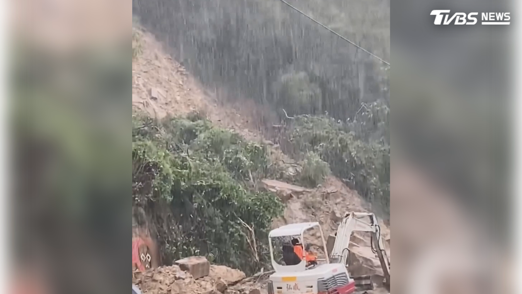 和平部落出現土石流,族人出入不易,但連外道路已經二度崩塌,緊急派出怪手搶通(圖/TVBS)