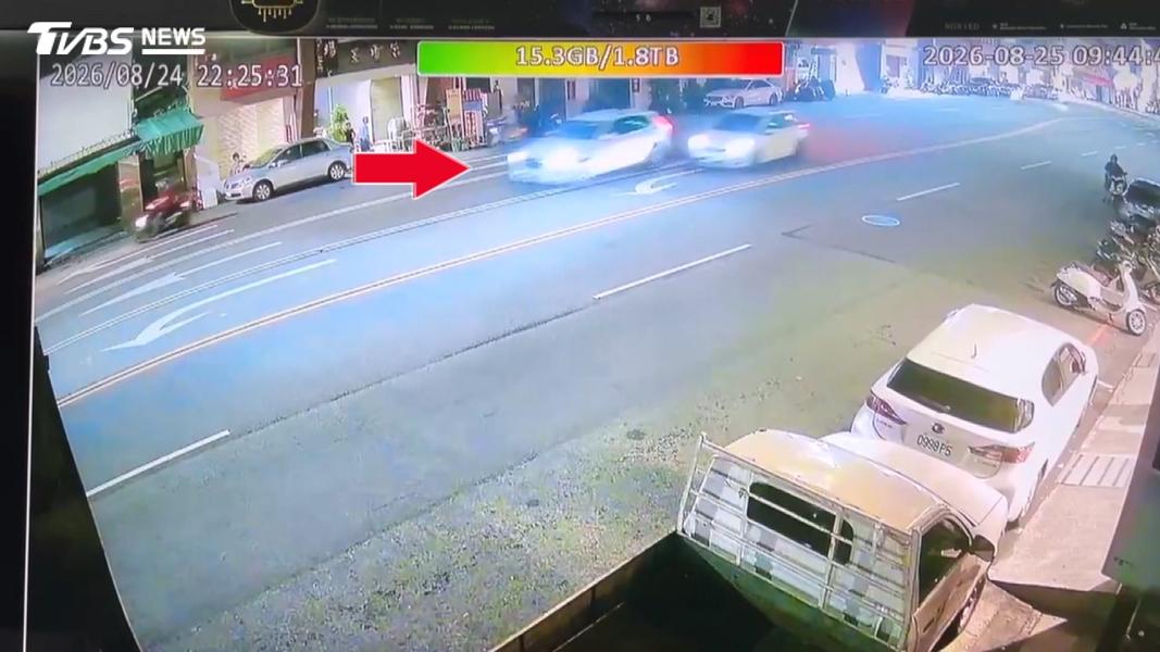 切車道險撞!他攔車怒喊對方不下車,狂按喇叭20秒才散。(圖/TVBS)