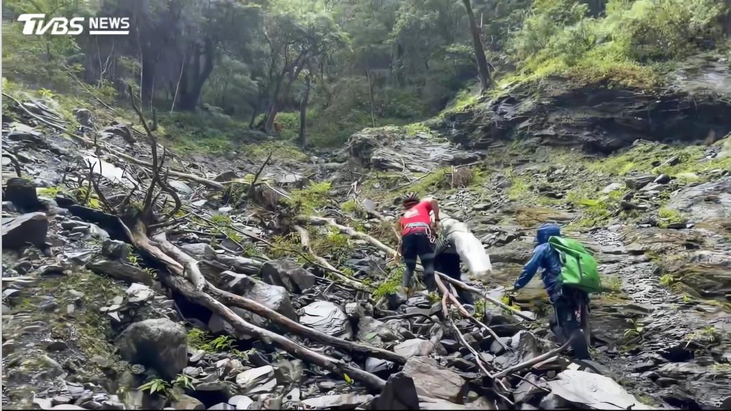 搜救隊沿途架繩艱難背回山友遺體。(圖/TVBS)