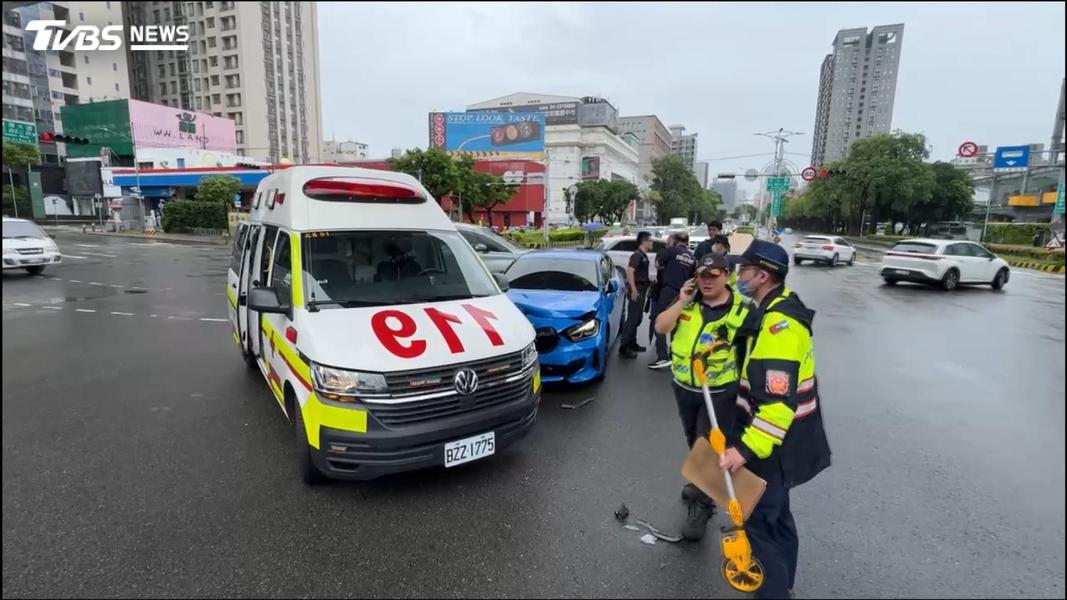 驚悚瞬間曝!救護車載病患遭轎車猛撞 車頭凹陷「輪胎位移」(圖/TVBS)