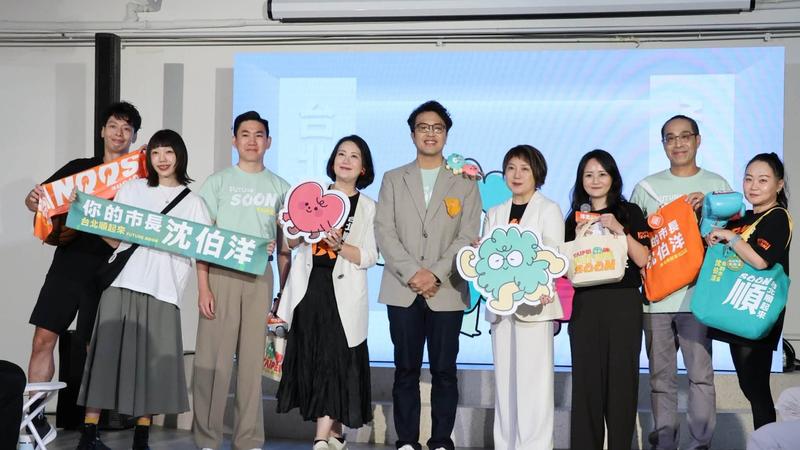 沈伯洋競選小物曝光!限量666組「奔抱布偶」20分鐘火速完售
