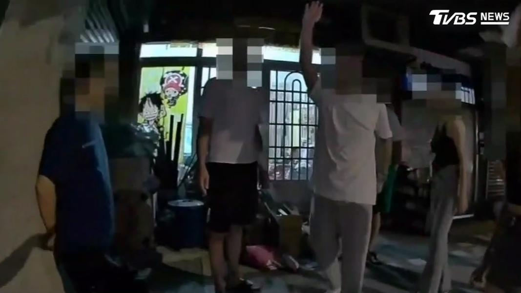 魏男(左一)涉嫌竊取鄰居李女內衣褲被抓到,與兒子上門致歉時,其子遭李女親友圍毆。(圖/TVBS)