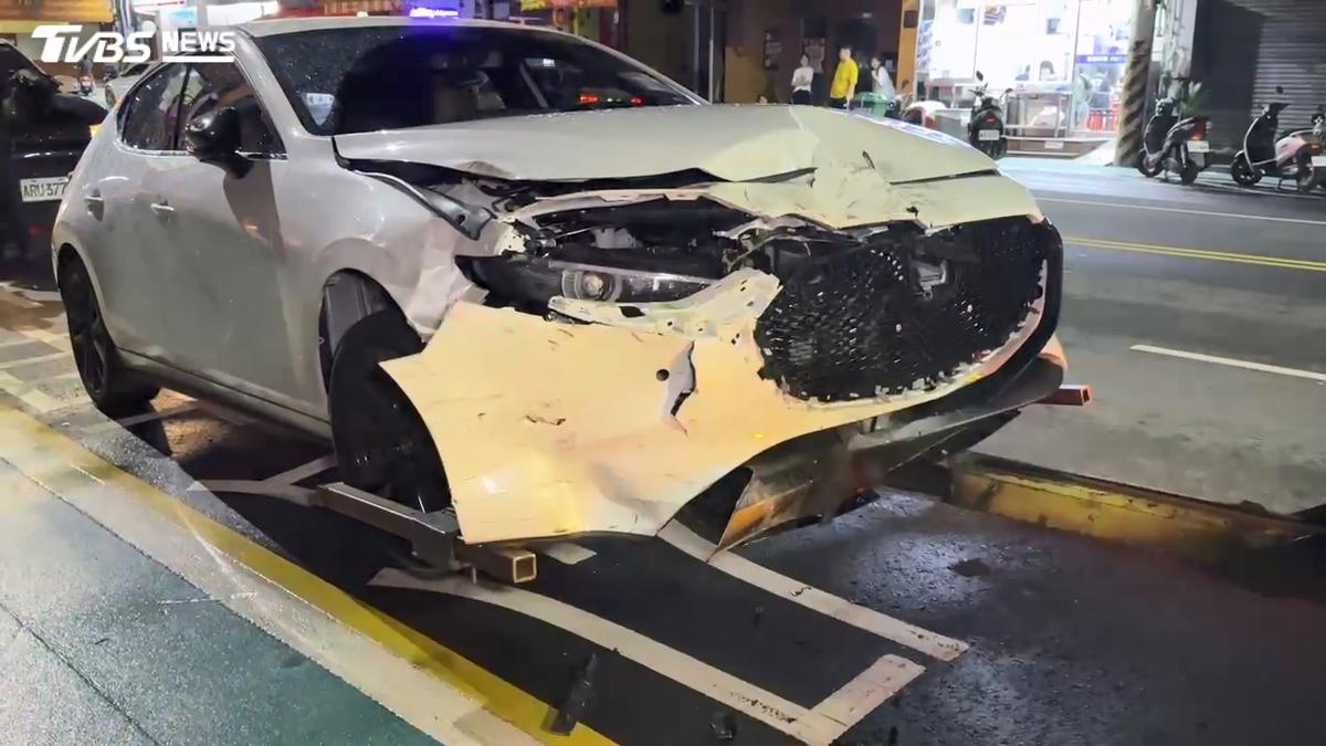 台中深夜驚魂!白車失控連撞6機車 騎士嚇壞「急跳開逃死劫」