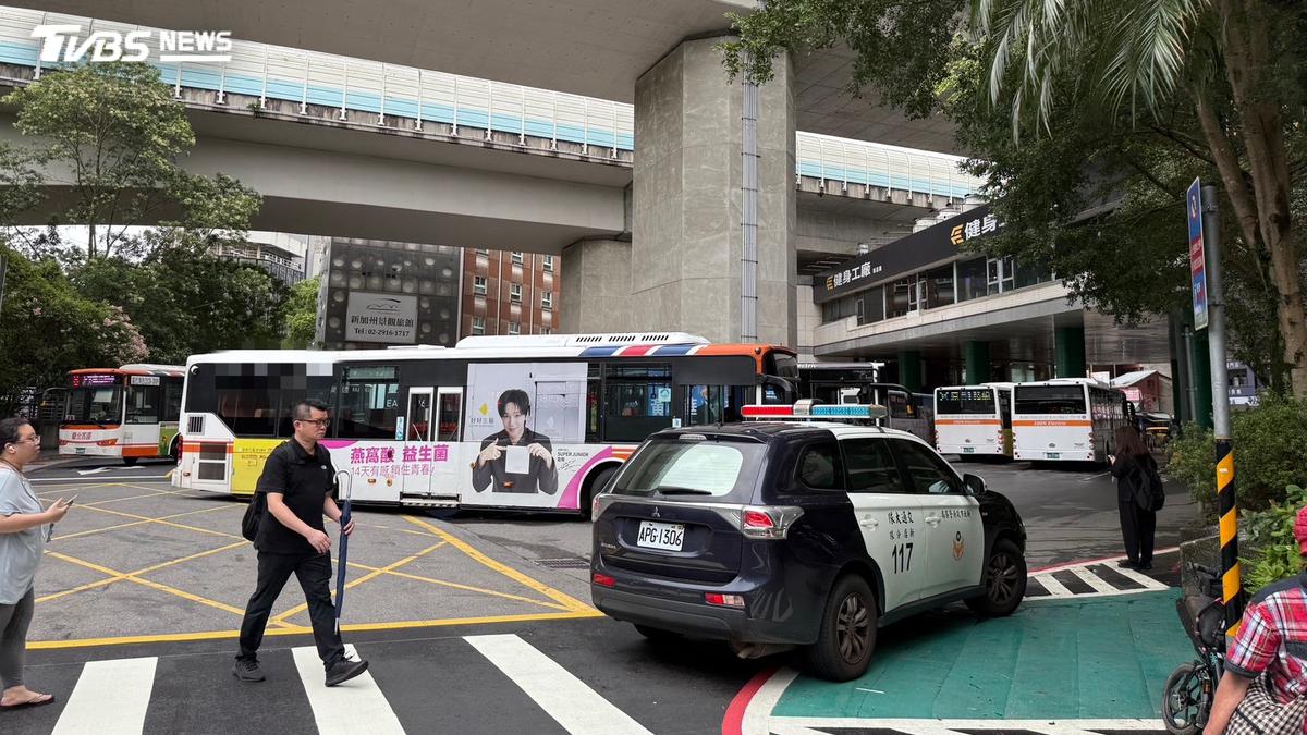 快訊/新店男子遭左轉公車猛撞 「腦出血昏迷」搶救中