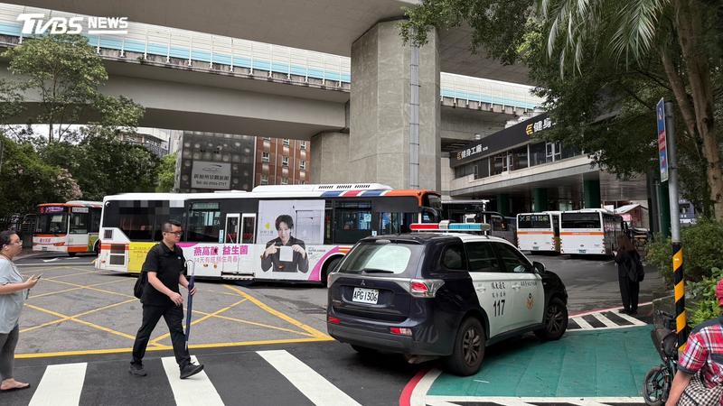 快訊/新店男子遭左轉公車猛撞 「腦出血昏迷」搶救中
