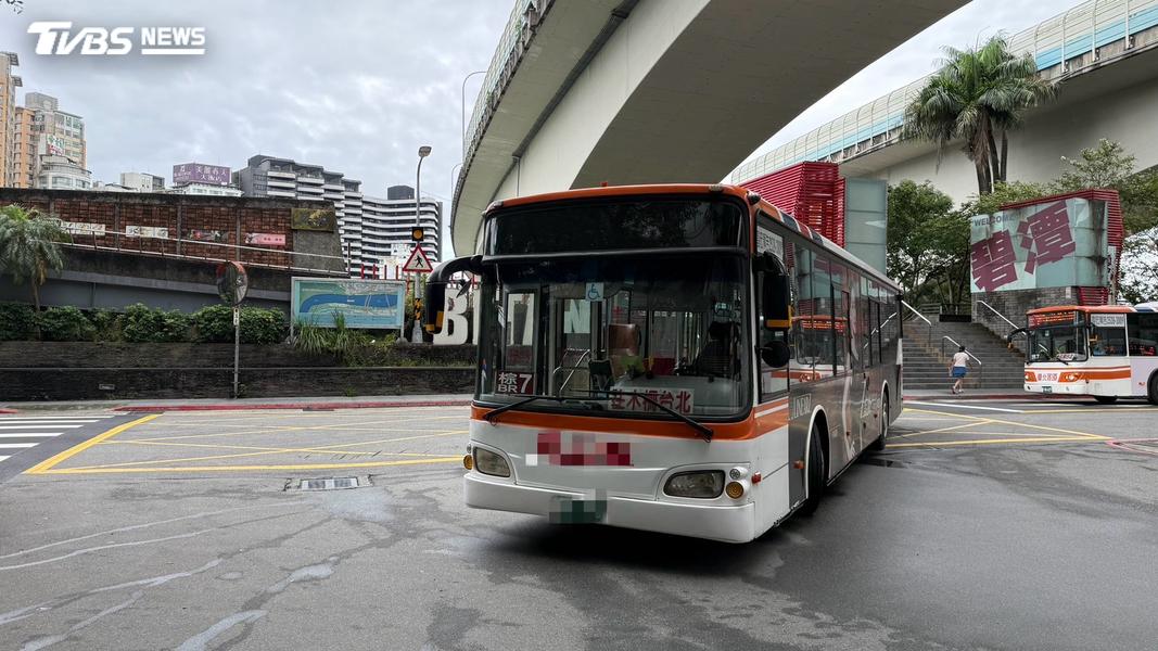 新店公車左轉撞倒行人,導致男子腦出血昏迷。(圖/TVBS)