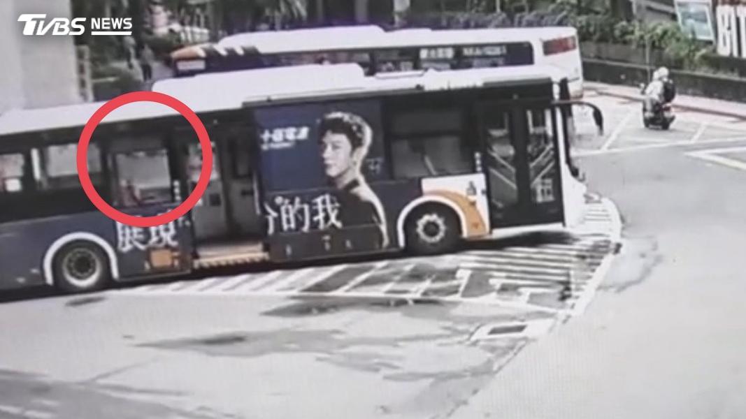 新店公車左轉撞倒行人,導致男子腦出血昏迷。(圖/TVBS)