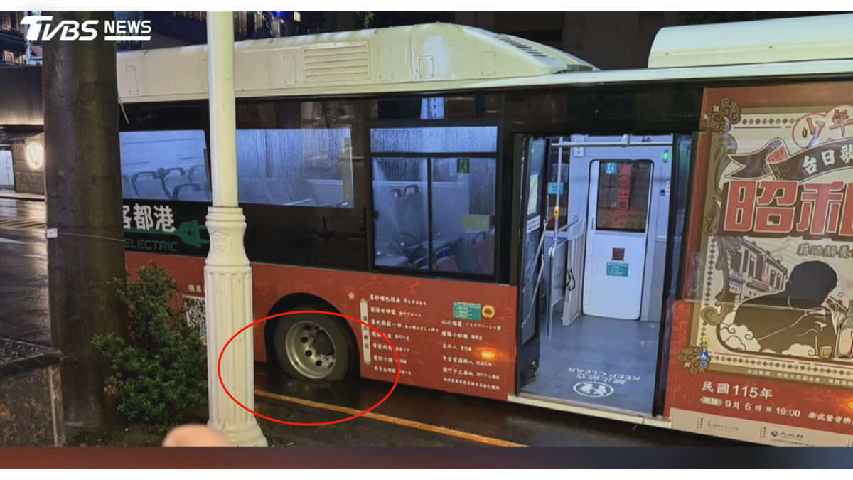 高雄豪雨路塌! 公車輪陷坑洞卡死