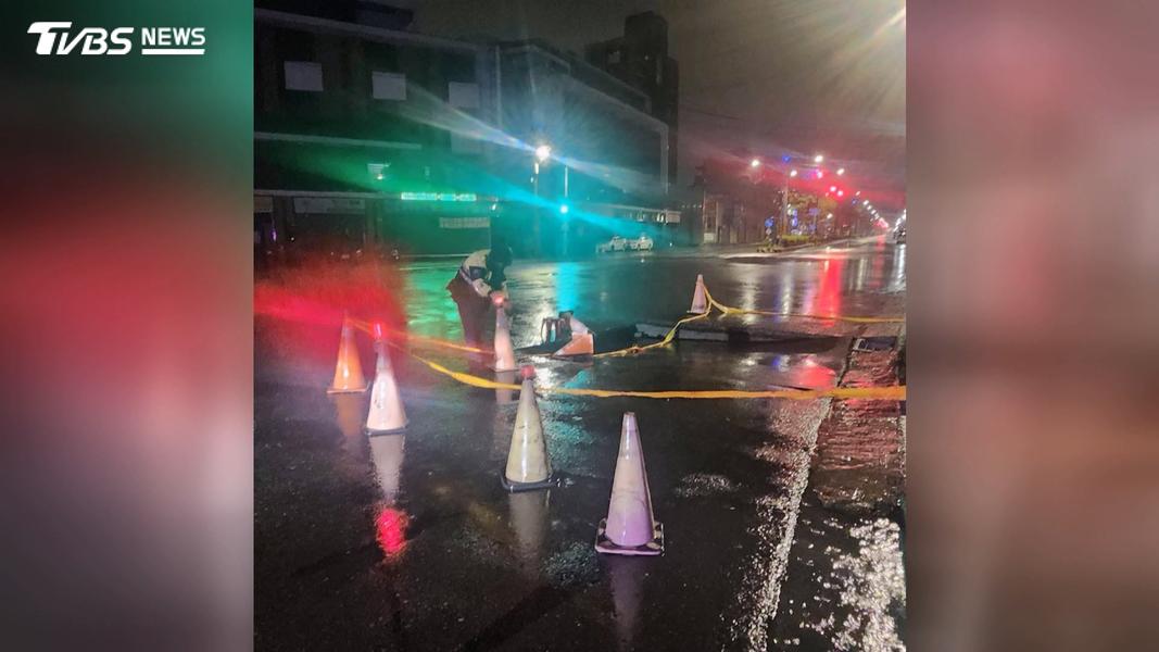 此次超大豪雨狂襲高雄,仁武八德一路災情尤為嚴重,路基結構塌陷,仁雄路更造成10部車輛爆胎。(圖/TVBS)