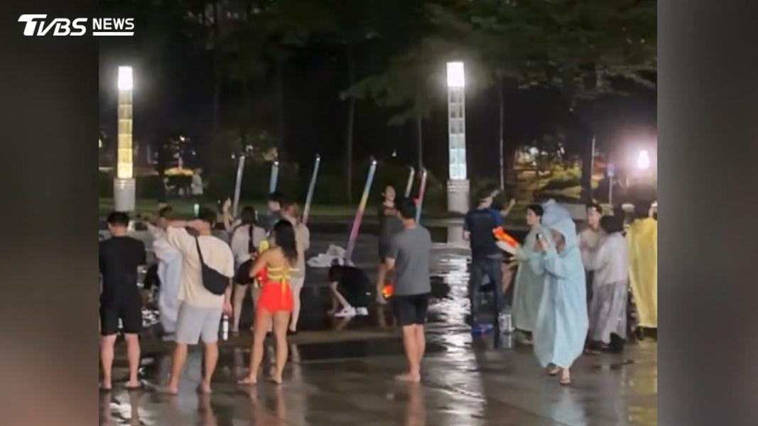 25日晚間趁著雨勢稍歇,大批民眾聚集在中央公園,響應網友發起的水槍大戰活動。(圖/翻攝Threads@j_xccc7)