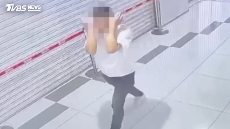 北捷驚現「噴射哥」!女慘遭不明液體攻擊 他手伸褲襠倒退走