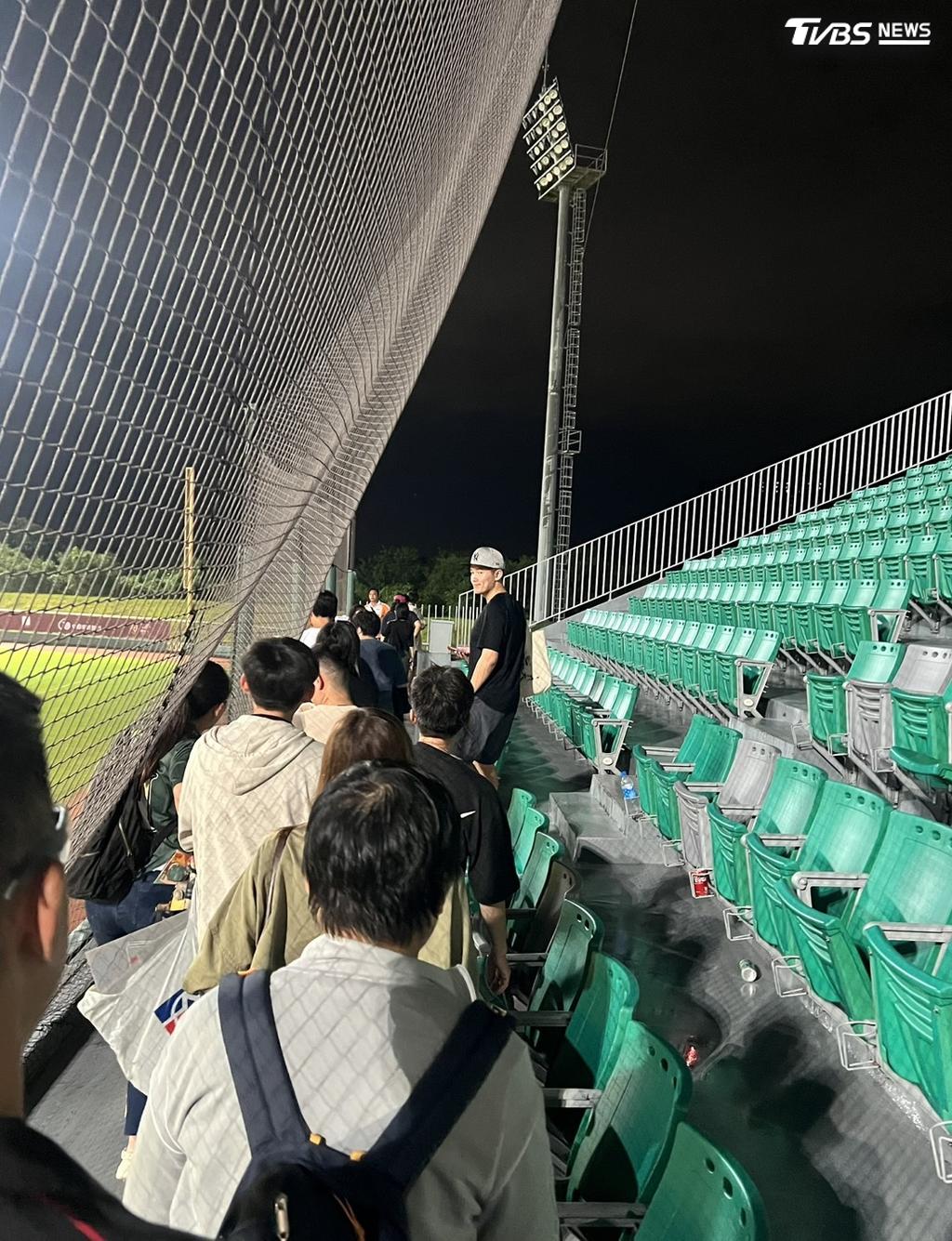 工作人員嘗試三次重新開啟外野燈柱，仍無法順利點亮，中華隊賽事因此順延至26日，必須一日兩戰。（圖／中華棒協）
