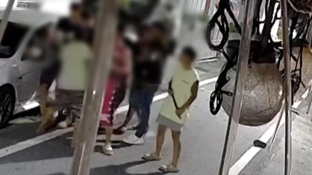 不滿被看一眼,高姓男子帶著同桌共6人走出店門找周男算帳。(圖/Threads@92_0719提供)