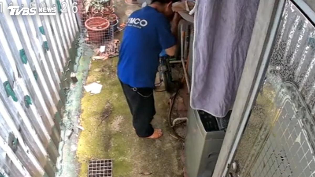 鄰居狂偷內褲「埋頭猛聞」!一天來5次 監視器全錄下