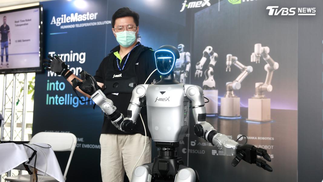 SMART TAICHUNG智慧臺中論壇上特別展示出動態機器人「j-meX」。(圖/華子琛攝)