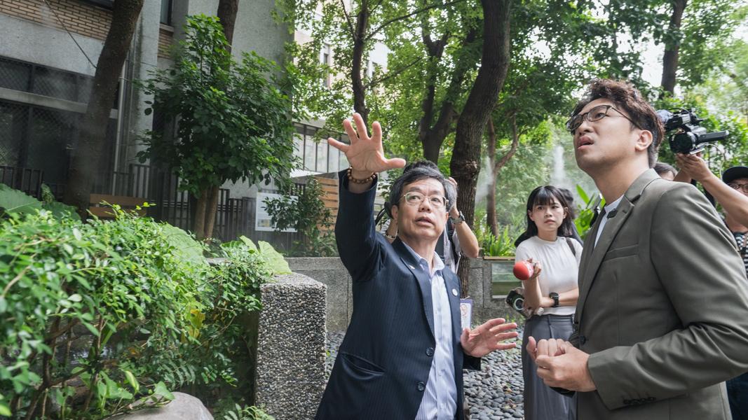 沈伯洋今早前往臺北科技大學外生態人行道,聽取北科大建築系副教授邵文政介紹。(圖/沈伯洋競辦提供)