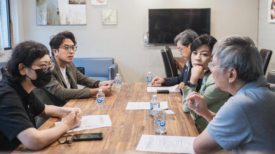 沈伯洋與專家討論都市森林政策。(圖/沈伯洋競辦提供)