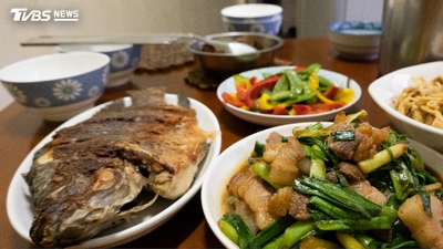 台灣50歲女「體內毒素爆表」!醫揭4大元凶 食物、飲水中鏢