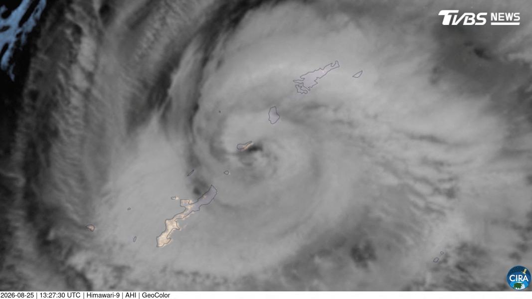 18號颱風「沙德爾」的暴風圈挾帶狂風豪雨,橫掃日本奄美和沖繩。(圖/路透社)