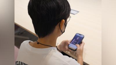 國中生每週上網38.4小時!91.6%人手一機、過半家長沒限制