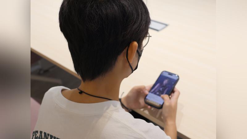 國中生每週上網38.4小時!91.6%人手一機、過半家長沒限制