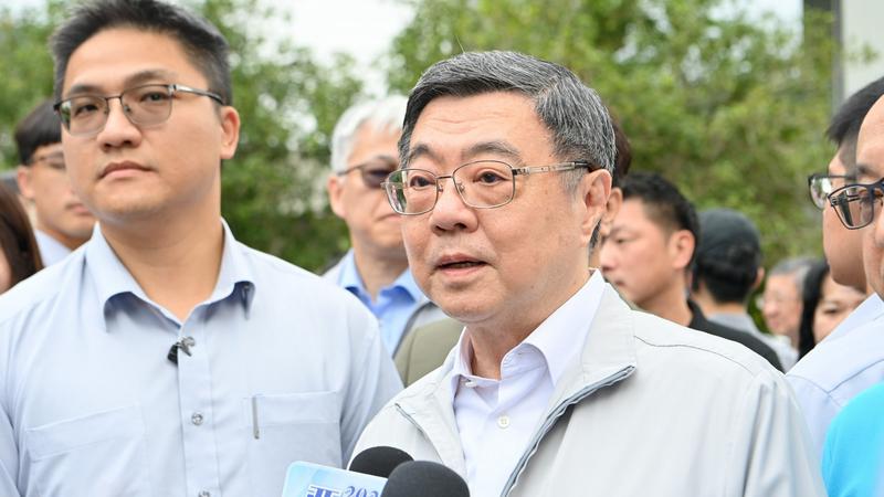 與卓揆視察指南宮重建 沈伯洋嘆神威顯赫:二樓「這處」竟完好