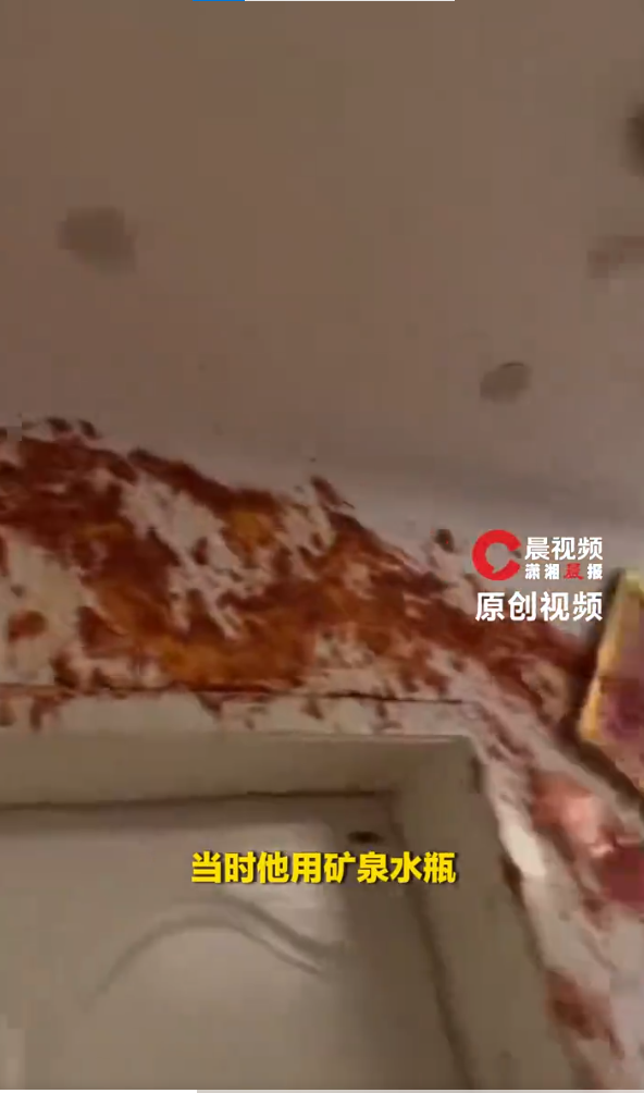 陸男家中客廳牆面及天花板佈滿鮮紅色的辣椒汁。(圖/翻攝自瀟湘晨報)
