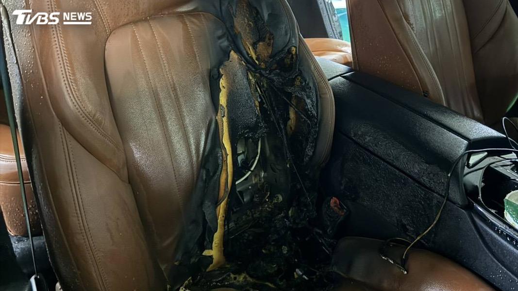 行充擺瑪莎拉蒂休旅車副駕駛座上,疑自燃竄火煙,座椅、中央扶手嚴重毀損。(圖/TVBS)