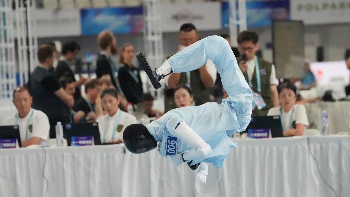 機器人運動會狀況百出!拔河雙雙倒地 田徑選手「冒火花」被抬離