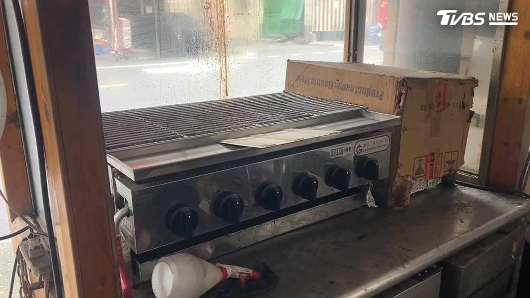 陳小姐在店內烘烤寵物食品,又在店外增設燒烤攤,油煙問題讓房東相當不滿。(圖/TVBS)
