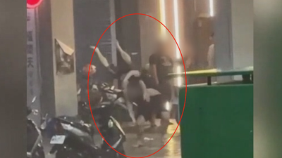 獨/目擊民眾跪了! 酒後「同事」當街互毆 柔道、摔角全用上