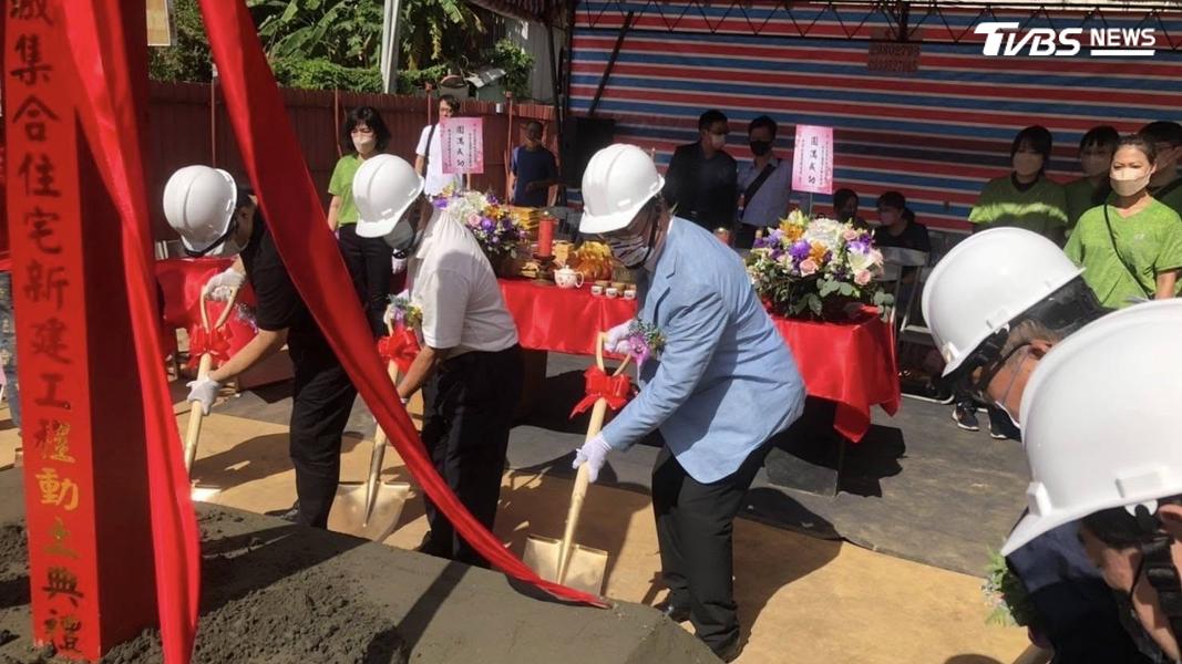 李四川2022年受邀出席泰山區921受災戶、「歐式花園新城」重建開工典禮。(圖/李四川競辦提供)