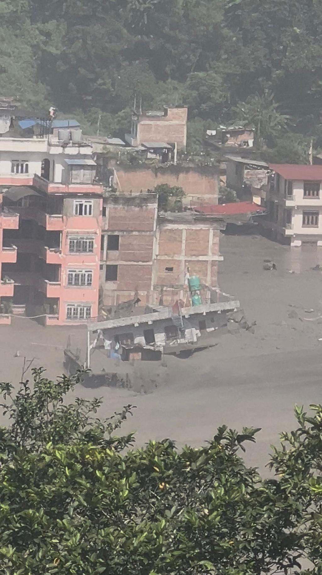 尼泊爾與西藏接壤的邊境山區爆發大規模暴洪及土石流,沖毀當地村莊與道路。(圖/達志影像路透社)
