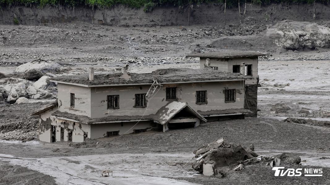 尼泊爾與中國西藏邊境26日慘遭暴洪及土石流侵襲。(圖/達志影像路透社)