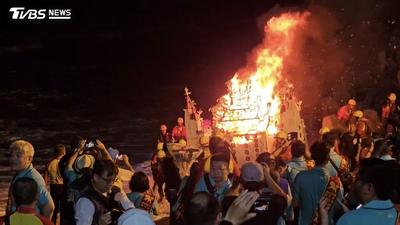 颱風環流攪局!鷄籠中元祭遇巨浪 放水燈改岸邊點燃祈福