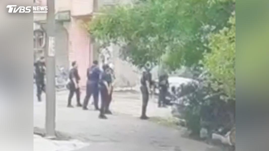 男子與警方對峙還作勢攻擊,遭開兩槍中彈送醫。(圖/TVBS)