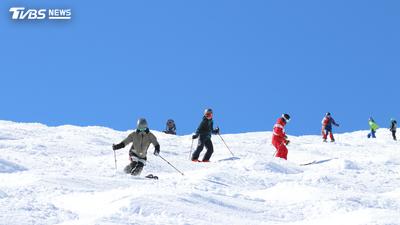 瑞士滑雪場「假雪」變防火神器?雪砲夏天也能救火