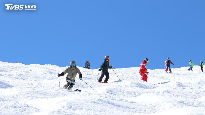 瑞士滑雪場「假雪」變防火神器?雪砲夏天也能救火