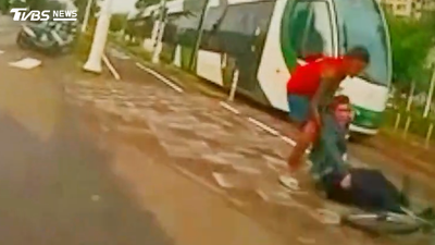 單車男突倒地抽搐! 熱心民眾手刀攙扶 輕軌人員備AED救援