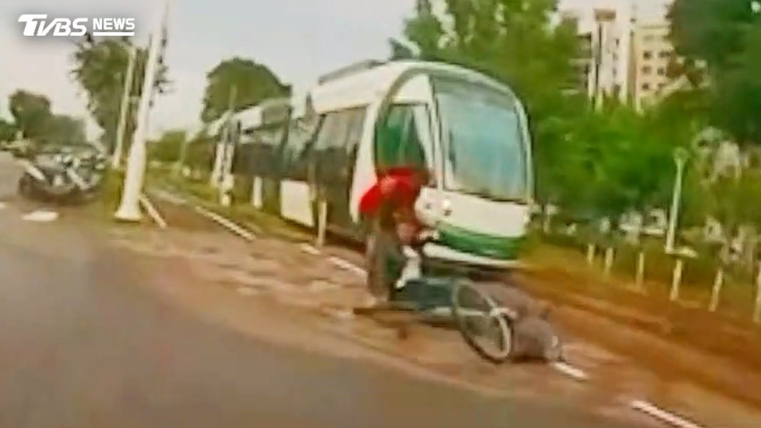 單車騎士突「倒地狂抽搐」!身穿紅色背心的男子秒衝上前 輕軌人員帶AED馳援(圖/翻攝 threads@lin___ming)