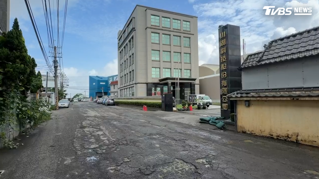 路竹岡山一帶允成工業區,也就是台灣新首富川湖科技廠區外的道路,滿路都是坑洞和積水,宛如遭轟炸過一般(圖/TVBS)