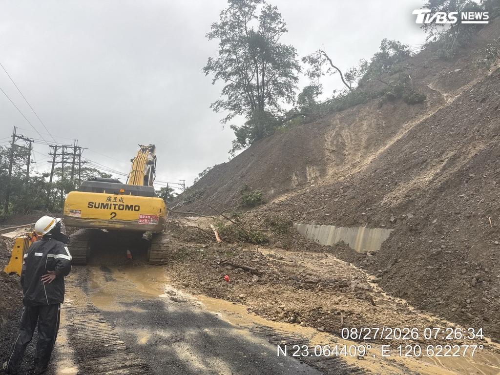台20線65公里處高雄甲仙白雲寺路段，同樣發生土石坍方阻斷雙向道路，怪手機具已進駐現場，全力搶修中（圖／TVBS）