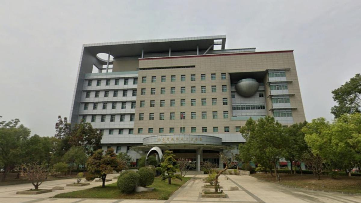 快訊/橋頭地檢署傳巨響!47歲女洽公突墜樓命危 目擊者嚇壞