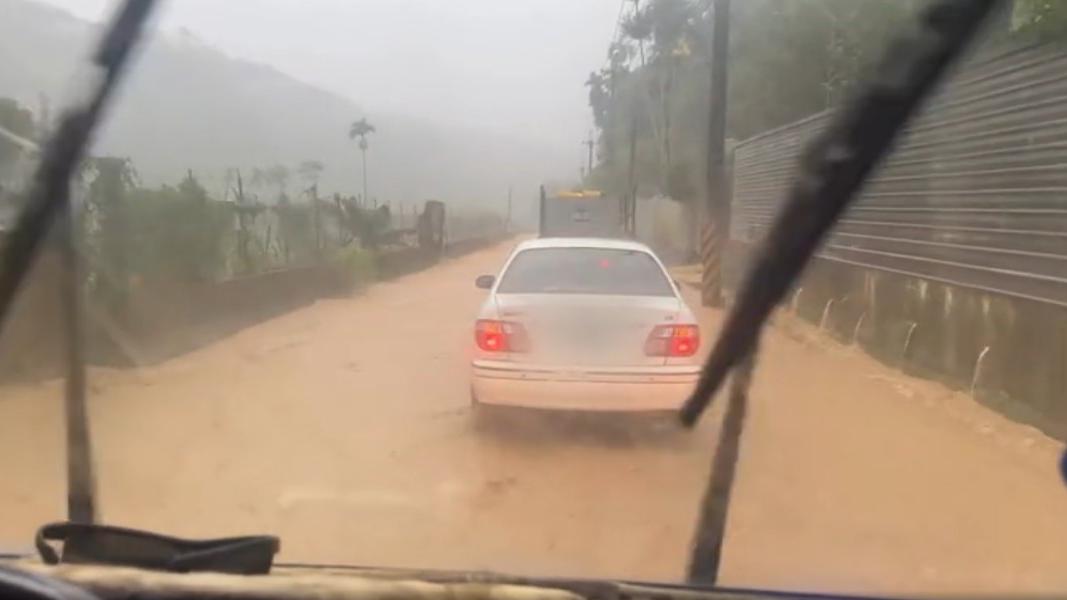 南投道路淹成黃色小河,行經車輛不敢大意,只能慢慢行駛。(圖/Threads@an.x0611提供)